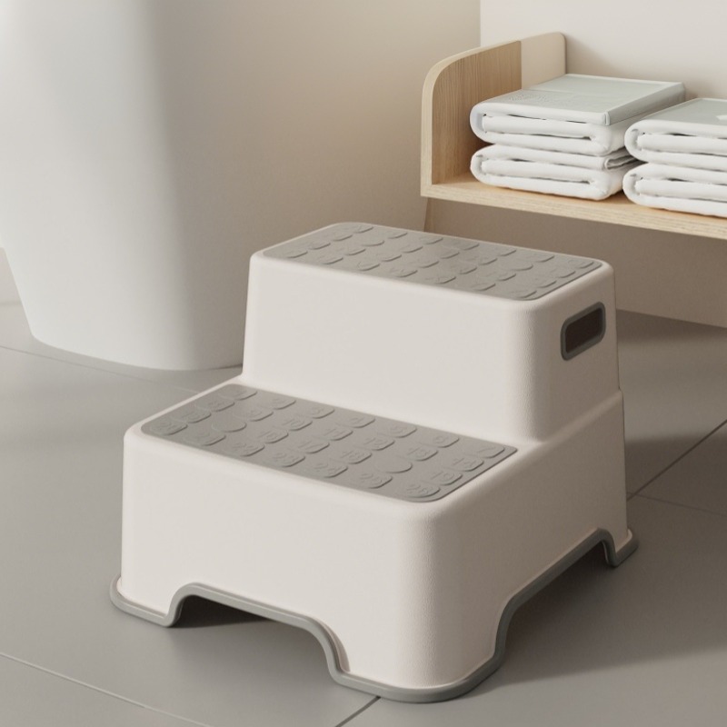 Sgabello Portatile Antiscivolo - Home Bathroom With Two Toilets recensione e prezzo